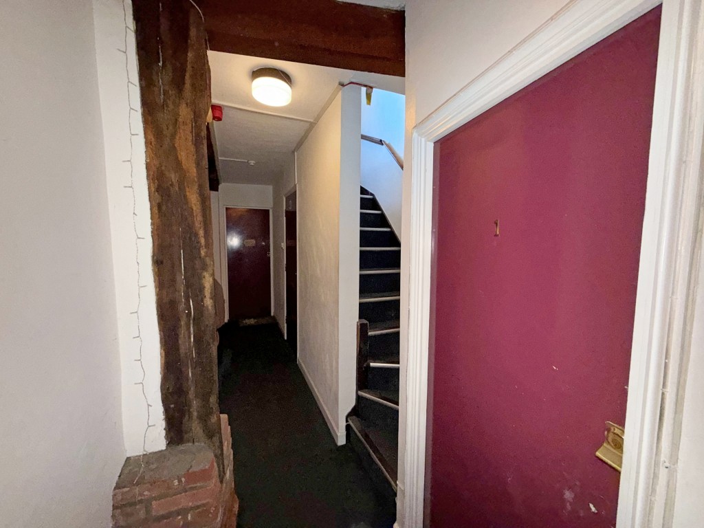 Lot: 134 - FREEHOLD RESIDENTIAL INVESTMENT PROPERTY ARRANGED AS FIVE FLATS - Downstairs of communal hallway showing flat access